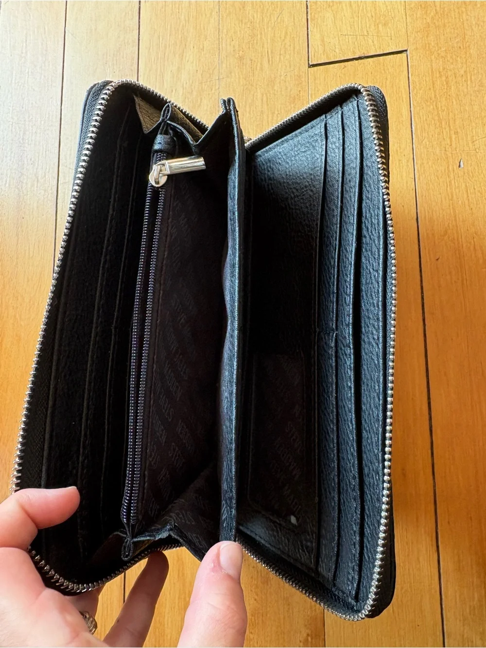 Steve Madden compact zip